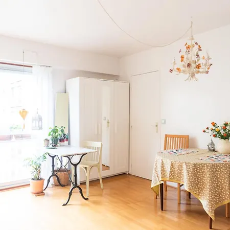 Bright & Quiet With Garden View 아파트 *